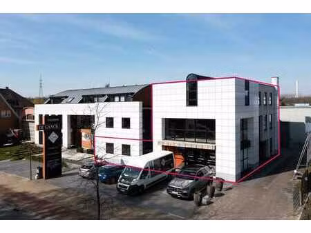 ruime kantoorruimte 858m² op een topligging en met visibi...