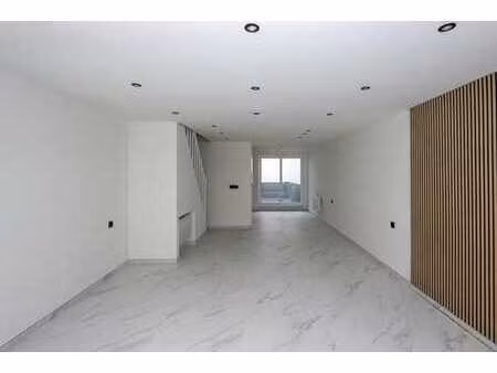 sous option - maison 2 chambres entièrement rénovée!