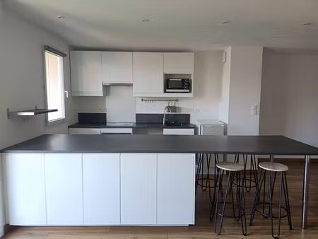 location appartement 4 pièces  83.00m²  castelginest