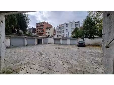 ensemble composé de 10 box  un entrepôt et 2 emplacements.