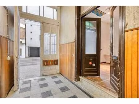 rez-de-chaussée commercial avec atelier à l’arrière