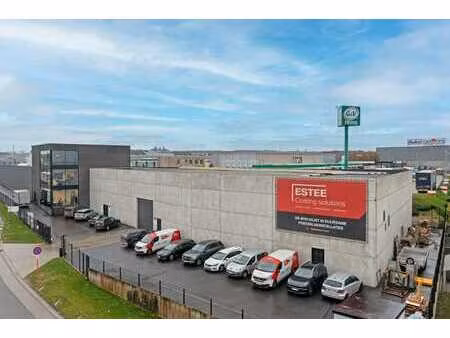 bedrijfsgebouw met magazijn 1.270m² en kantoor 650m² vlak...