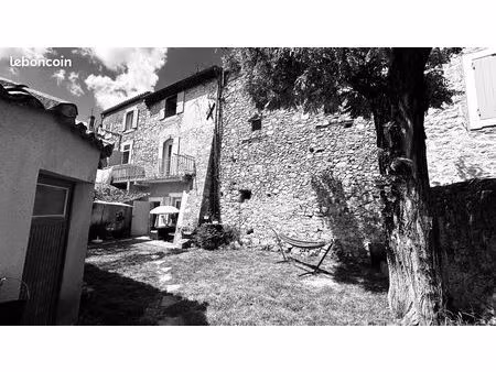 maison de village en pierre avec extérieur. a vendre dans le sud luberon