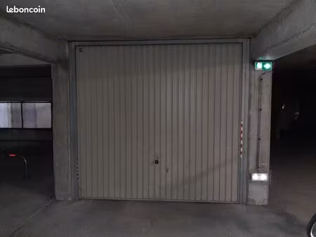 box fermé dans un parking