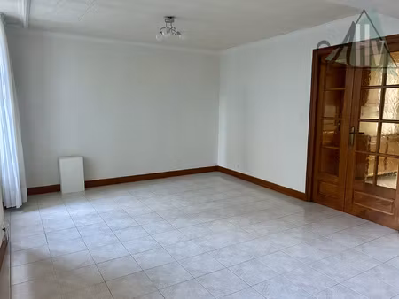 appartement de plain-pied avec garage au coeur de bray sur s