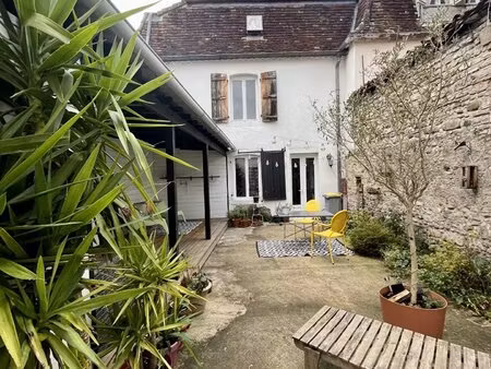 superbe maison de ville avec cour spacieuse