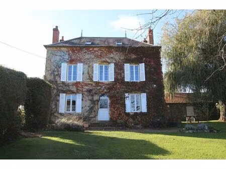 maison charmante avec une petite forêt à vendre près de nevers