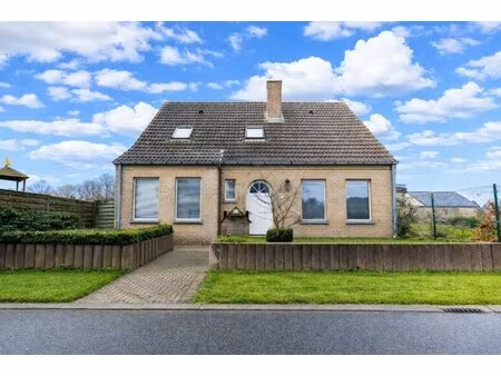 degelijke villa (ca 654m²) te jabbeke op de grens met roksem/oudenburg !