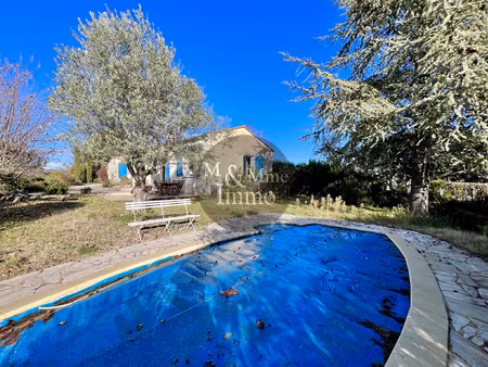 maison plain-pied avec jardin arboré et piscine