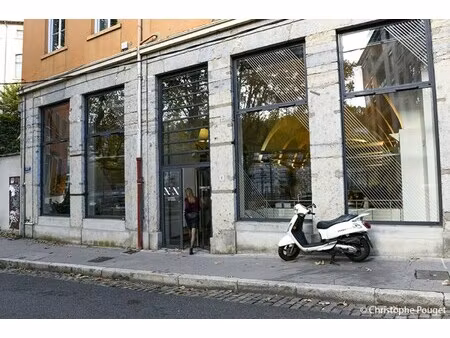 location local professionnel 635m²