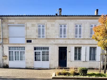 immeuble de trois appartements  en centre bourg de saint aubin de blaye.