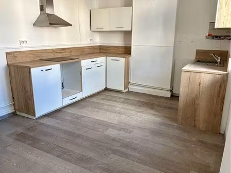 à venir découvrir une superbe maison rénovée avec garages et extérieur