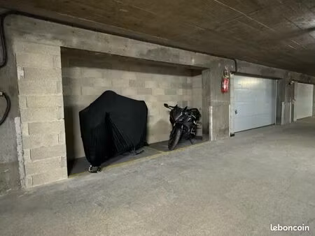 place de parking sécurisée et protégée pour moto / 2 roues / scooter / vélo