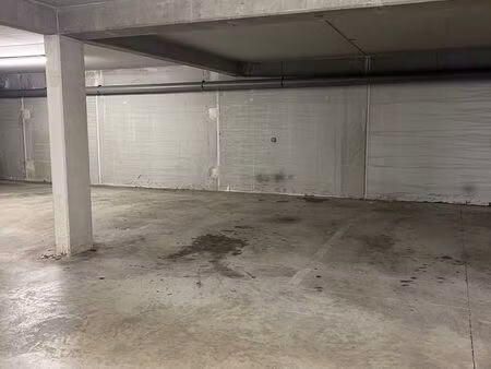 place de parking en sous terrain / recharge possible