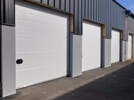 garage / box de stockage / entrepôt