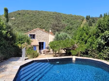 belle maison en pierre avec piscine  jacuzzi et vue