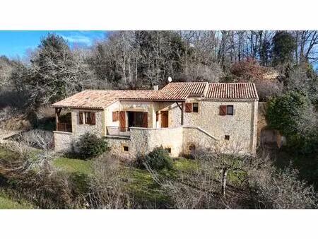 maison en pierre avec belle vue