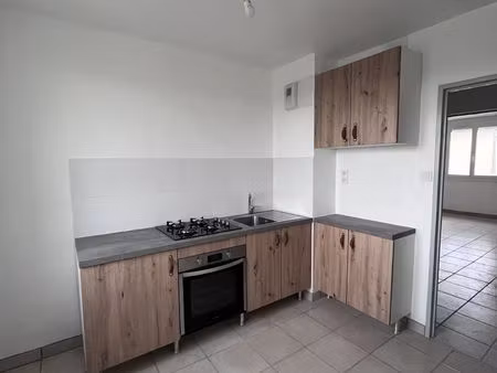 location appartement 4 pièces 69 m² à saint-paul-trois-châteaux (26130)