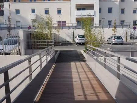 location appartement 3 pièces 63 m² à villeneuve-lès-avignon (30400)