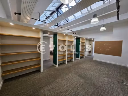 à louer - un espace qui inspire ! bureaux atypiques à cachan avec grande hauteur sous plaf