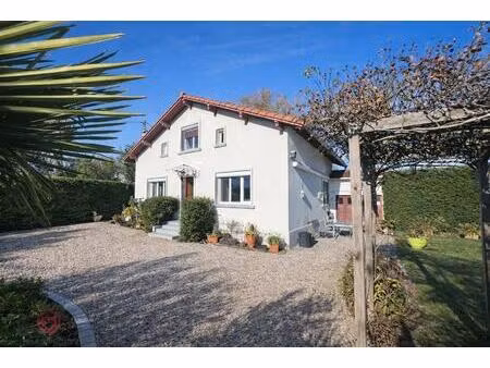 maison de campagne en bordure de village