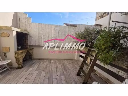 grande maison avec terrasses