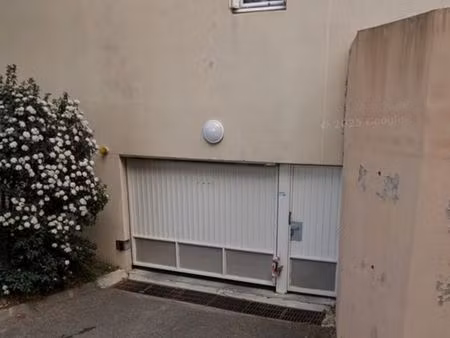 location garage box fermé sécurisé