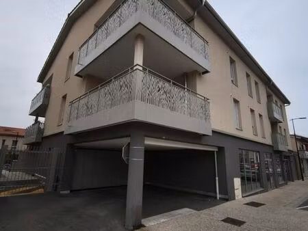 garage fermé sous/sol accès facile