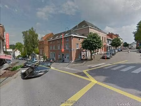 bureau de 18 m2 sur la place du village avec parking aisé