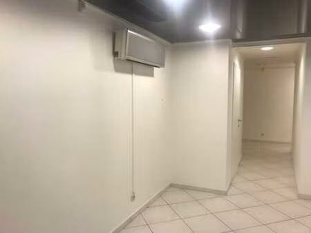 rez commercial a louer