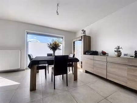 maison 3 façades avec 3 chambres  garage et jardin. libre au