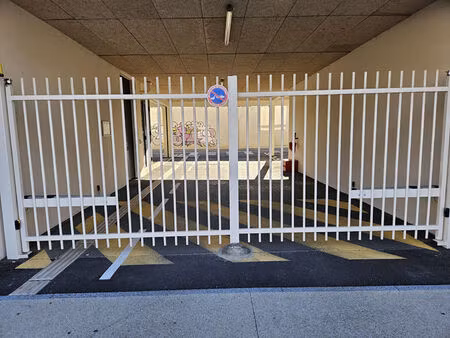 parking frontignan à louer