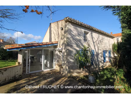 maison ancienne de bourg avec agréable terrain clos