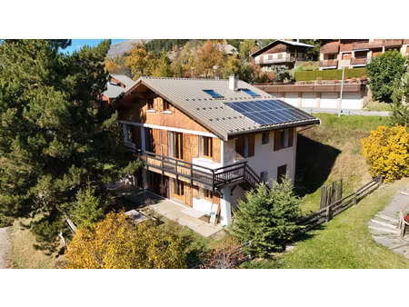 chalet de 250 m2 divisé en 3 appartements -quartier prisé-