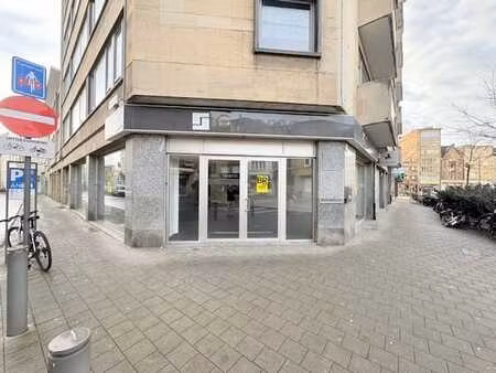 hoekhandelspand met uitstekende visibiliteit