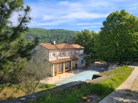 villa avec piscine sur 8 000 de terrain boisé