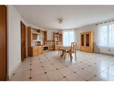 3 pièces – 67 6 m² – balcon 6 m² – rez-de-chaussée – 2 parkings – 2 caves – prix acte en m