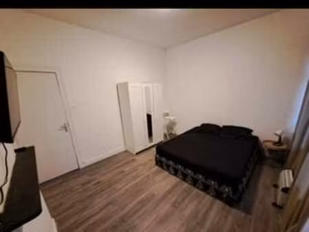 kot meublé spacieux avec bureau et internet