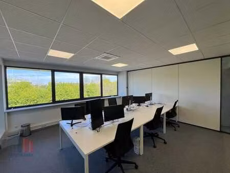 339 m² d'espace de bureaux après l'autoroute e40