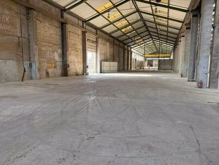 entrepôt (4 214 m²) avec bureau et espace extérieur à louer