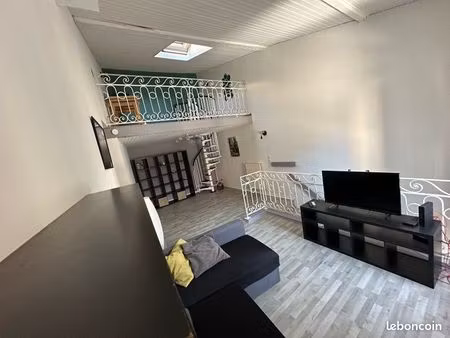 maison avec de beaux volume avec cour