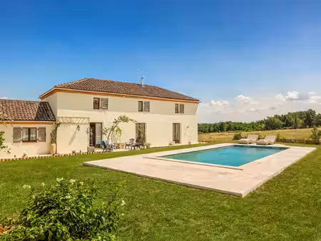 maison de 3 chambres avec gîte de 2 chambres  dépendances et terrain.