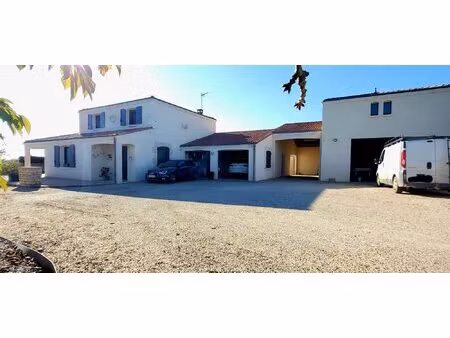 maison traditionnelle avec garages