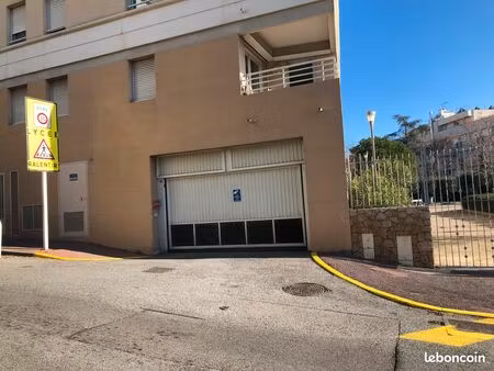 double garage fermé à louer