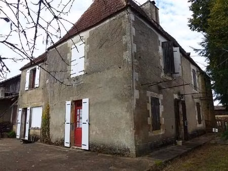 ruim huis om te renoveren in een heel klein dorpje. de woning bestaat op de begane grond..