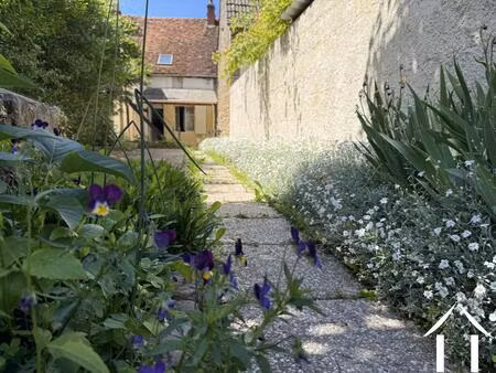 charmante maison de village avec grand jardin indépendant