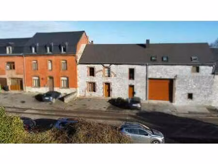 maison en pierre au cœur du village de romedenne