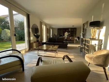 maison spacieuse  ensoleillée  au calme dans un environnement résidentiel et verdoyant