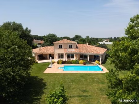 villa 8 pièces 209 m2