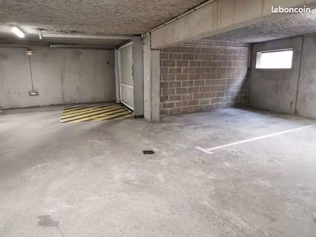 emplacement 2 roues vélo électrique scooter moto 2 minutes métro ligne 13 rer c et tramway